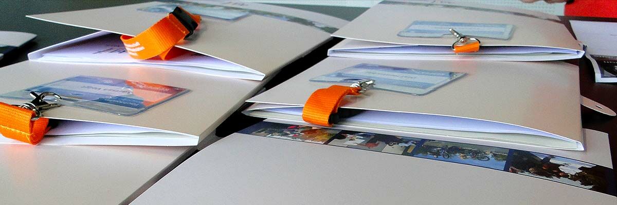Tagungsmappen und Namenschilder